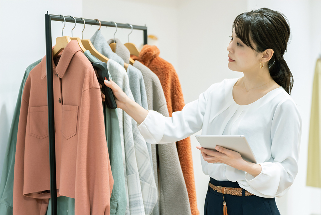アパレル向け基幹システムを使用して在庫管理を行う女性